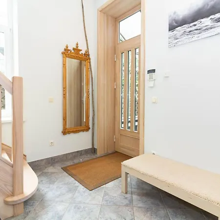 -v66- Apartment, By Cohost Palanga