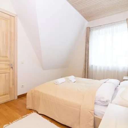 -v66- Apartment, By Cohost Lägenhet