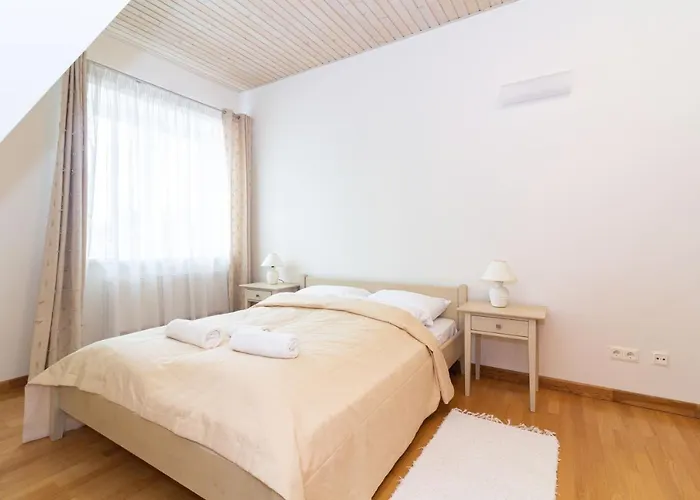 -v66- Apartment, By Cohost Apartman