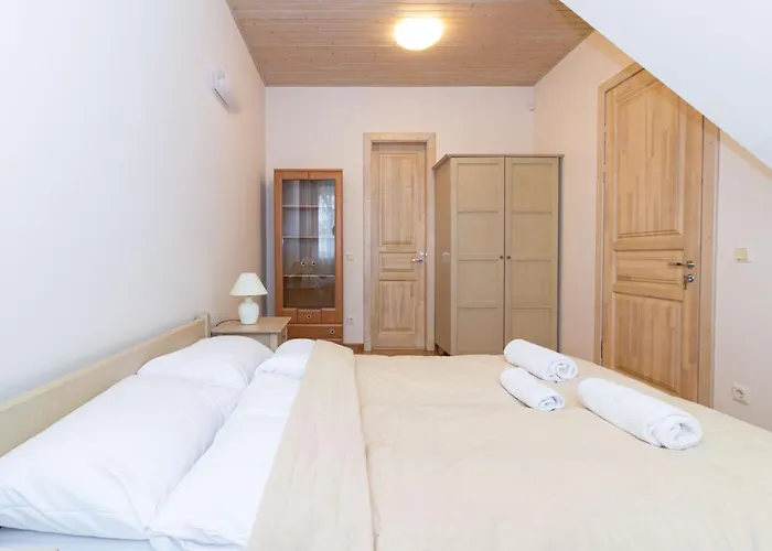 -v66- Apartment, By Cohost Apartman *